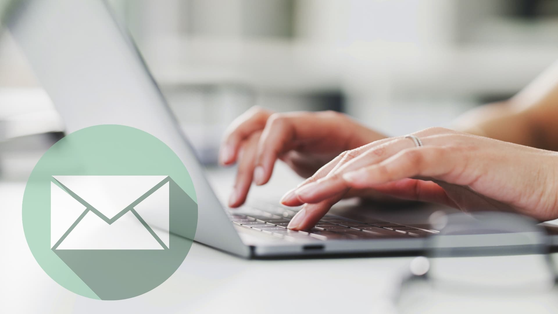 Nő integet a laptop előtt videóhívás közben