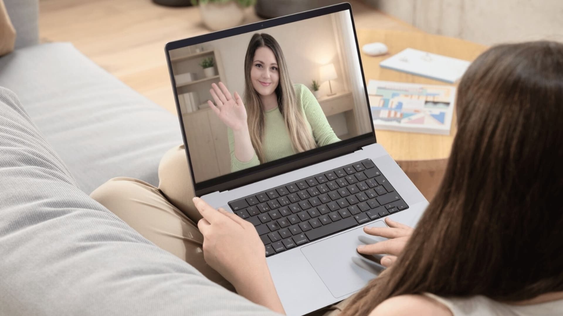 Két kéz nyúlik egymás felé naplementében